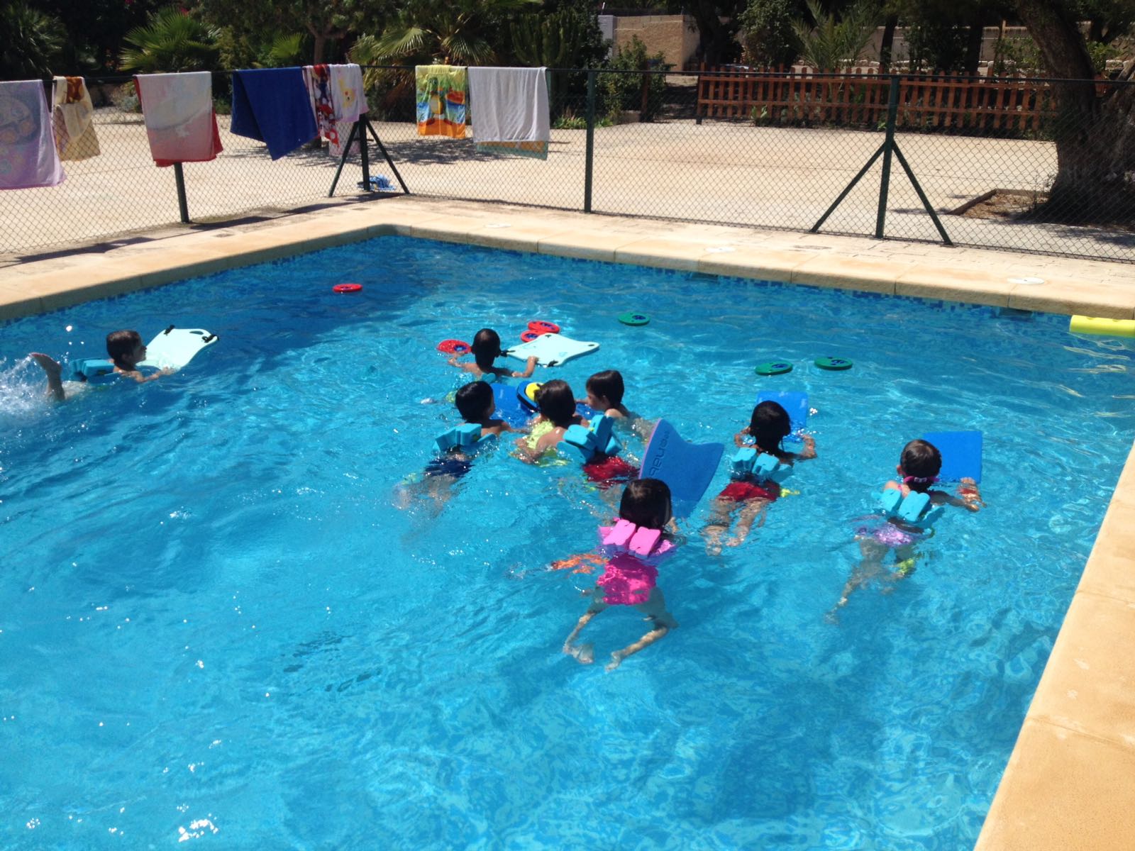 ¿Qué beneficios psicológicos tiene la natación en los niños?